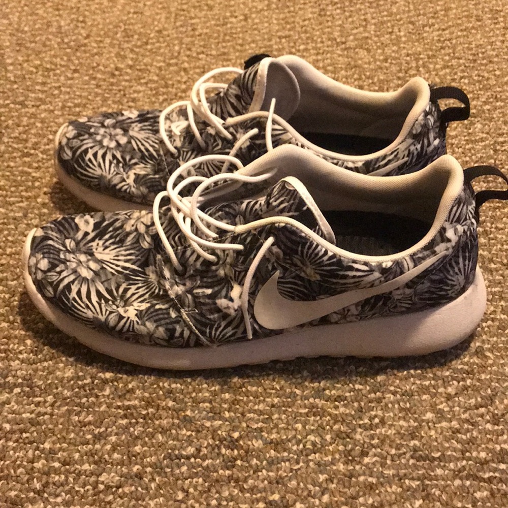 Men’s Nike floral Roche runs